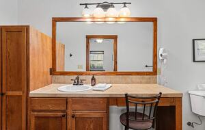 Rustic-Luxury Farmhouse Minutes from Fredericksburg Main Street - Fredericksburg, Texas