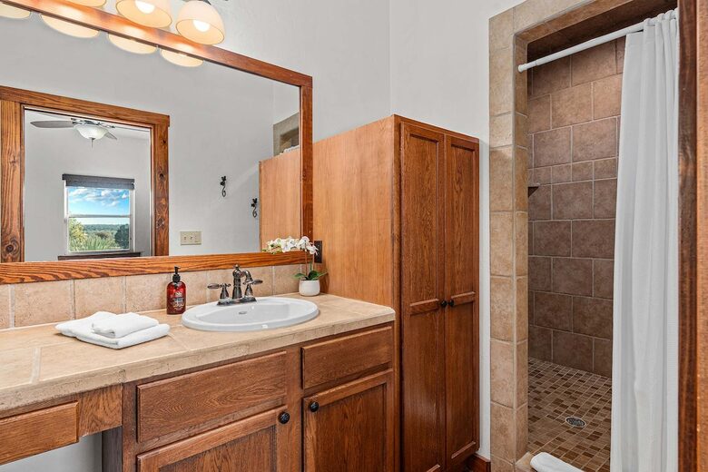 Rustic-Luxury Farmhouse Minutes from Fredericksburg Main Street - Fredericksburg, Texas