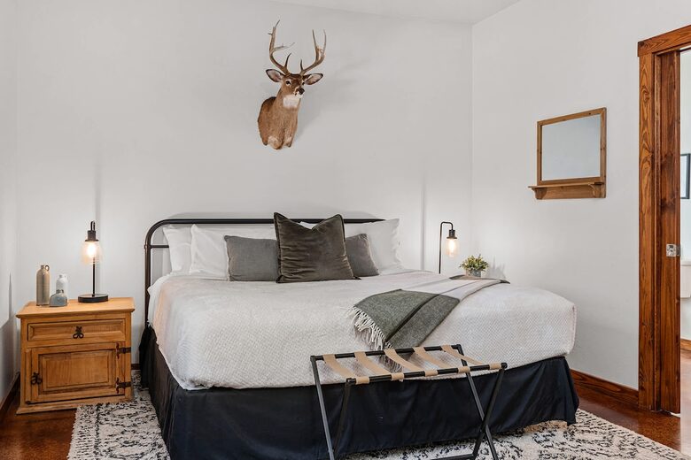 Rustic-Luxury Farmhouse Minutes from Fredericksburg Main Street - Fredericksburg, Texas