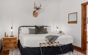 Rustic-Luxury Farmhouse Minutes from Fredericksburg Main Street - Fredericksburg, Texas