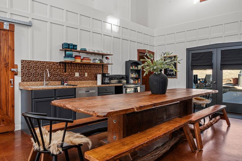 Rustic-Luxury Farmhouse Minutes from Fredericksburg Main Street - Fredericksburg, Texas