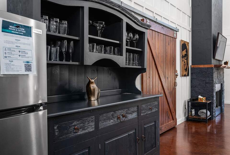 Rustic-Luxury Farmhouse Minutes from Fredericksburg Main Street - Fredericksburg, Texas