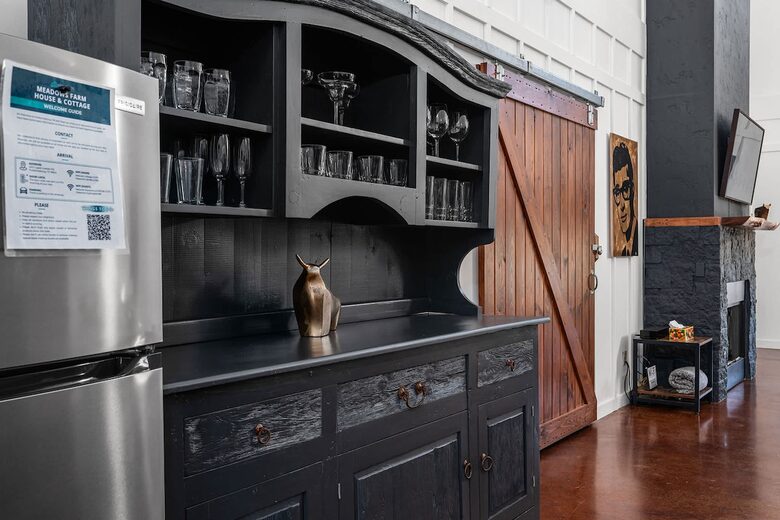 Rustic-Luxury Farmhouse Minutes from Fredericksburg Main Street - Fredericksburg, Texas