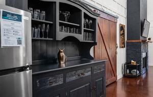 Rustic-Luxury Farmhouse Minutes from Fredericksburg Main Street - Fredericksburg, Texas