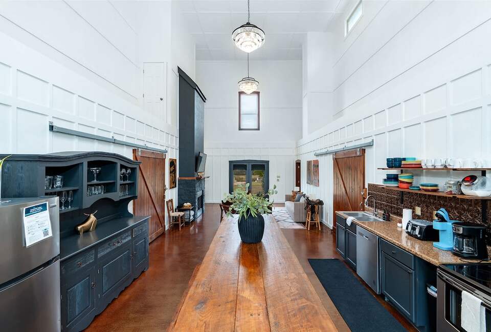 Rustic-Luxury Farmhouse Minutes from Fredericksburg Main Street - Fredericksburg, Texas