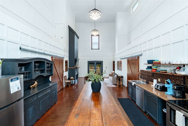 Rustic-Luxury Farmhouse Minutes from Fredericksburg Main Street - Fredericksburg, Texas