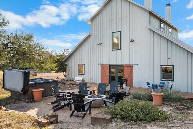 Rustic-Luxury Farmhouse Minutes from Fredericksburg Main Street - Fredericksburg, Texas