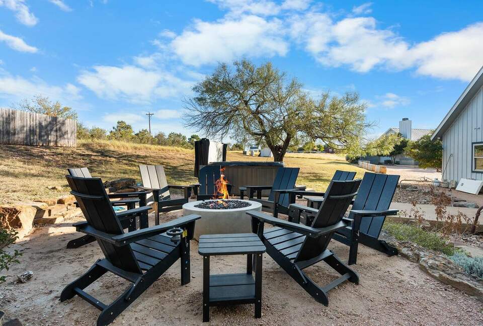 Rustic-Luxury Farmhouse Minutes from Fredericksburg Main Street - Fredericksburg, Texas