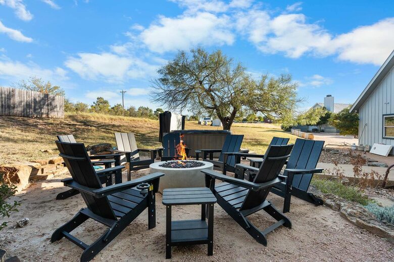 Rustic-Luxury Farmhouse Minutes from Fredericksburg Main Street - Fredericksburg, Texas