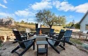 Rustic-Luxury Farmhouse Minutes from Fredericksburg Main Street - Fredericksburg, Texas