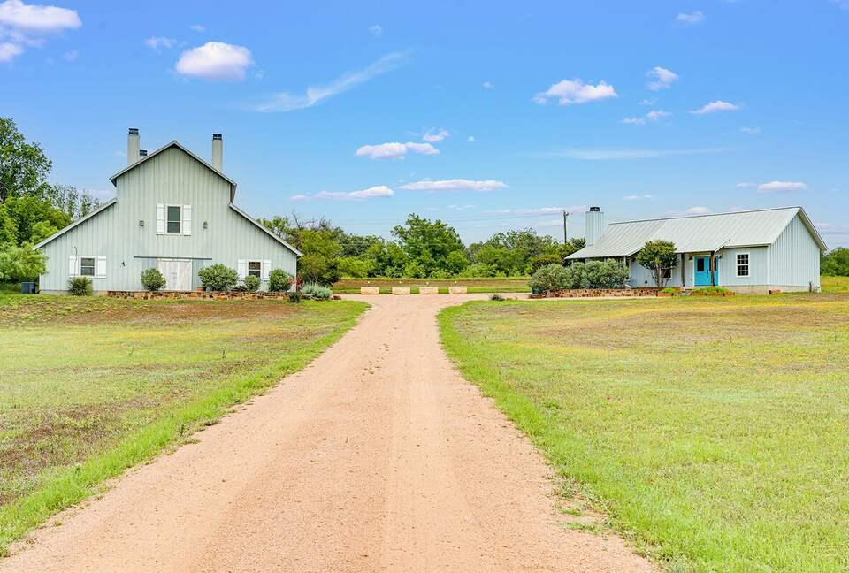 Rustic-Luxury Farmhouse Minutes from Fredericksburg Main Street - Fredericksburg, Texas