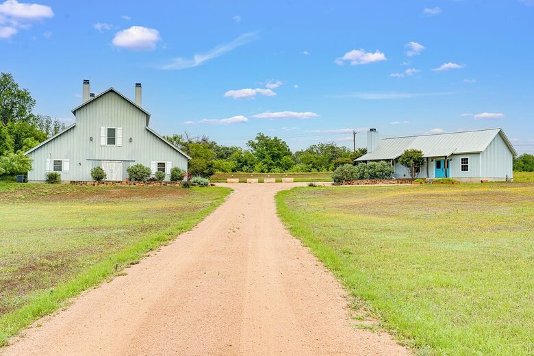 Rustic-Luxury Farmhouse Minutes from Fredericksburg Main Street - Fredericksburg, Texas