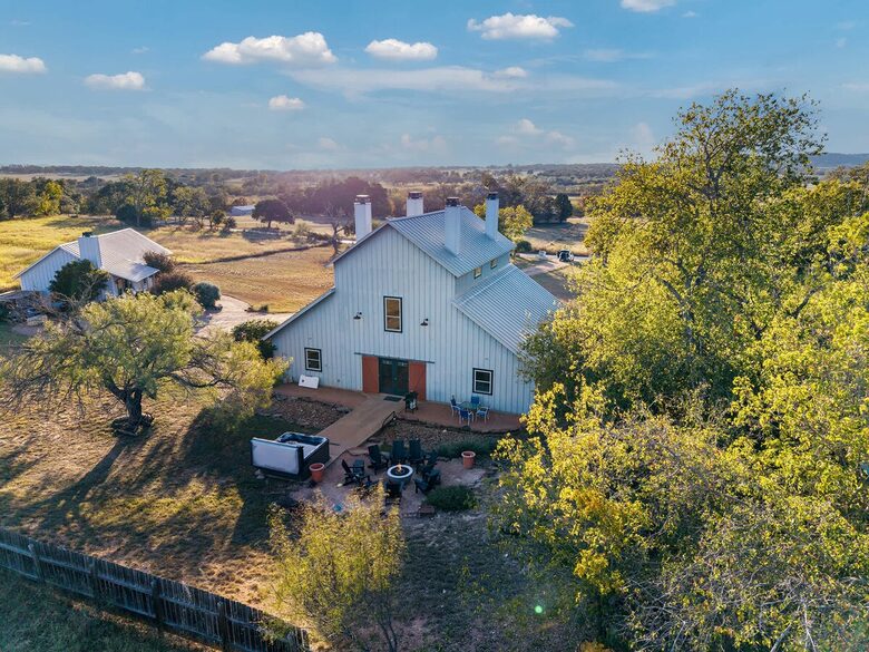 Rustic-Luxury Farmhouse Minutes from Fredericksburg Main Street - Fredericksburg, Texas