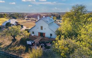 Rustic-Luxury Farmhouse Minutes from Fredericksburg Main Street - Fredericksburg, Texas