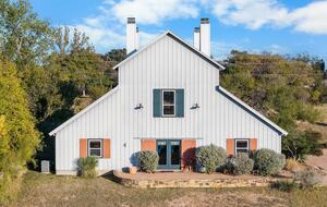 Rustic-Luxury Farmhouse Minutes from Fredericksburg Main Street - Fredericksburg, Texas