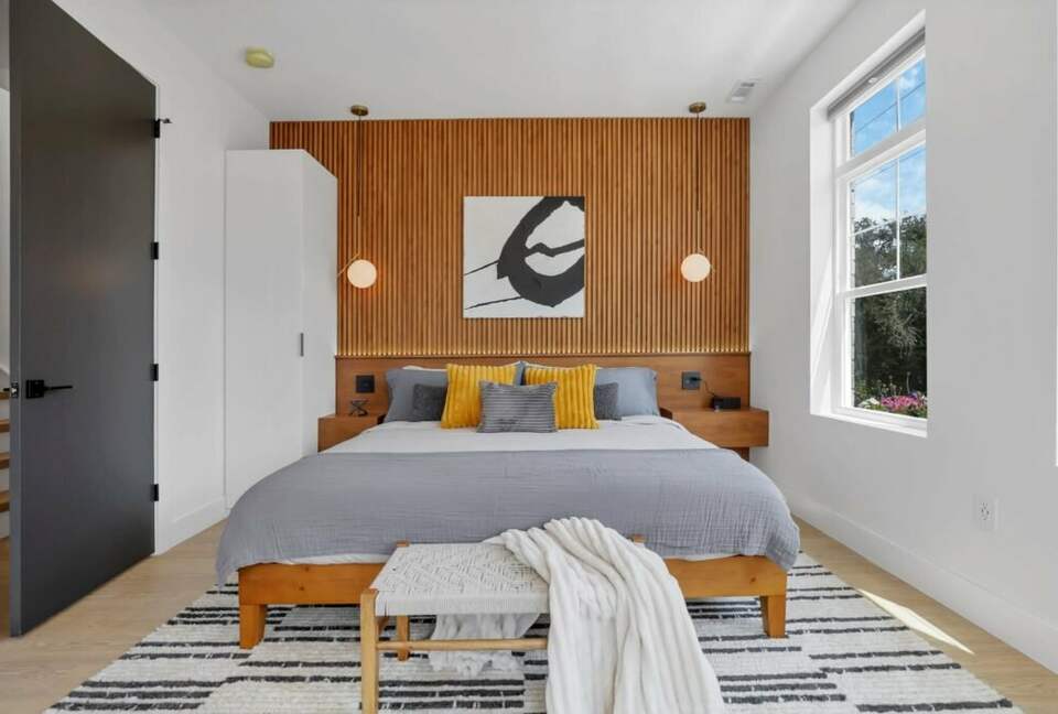 Modern Downtown Luxury Retreat with City Views & Entertainment Areas - Columbus, Ohio