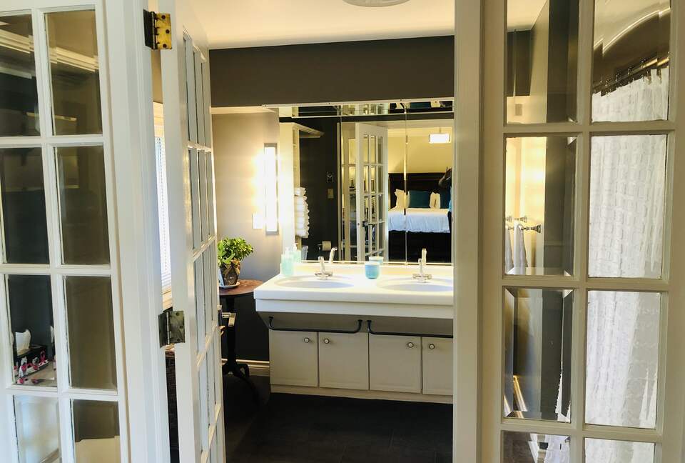 Niagara Riverfront Contemporary Retreat - Niagara-on-the-Lake, Canada