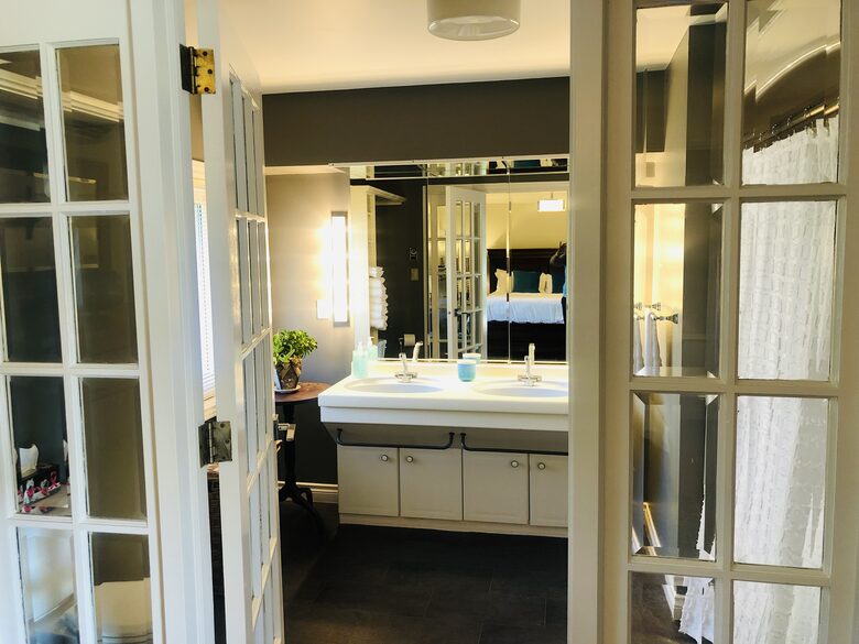 Niagara Riverfront Contemporary Retreat - Niagara-on-the-Lake, Canada