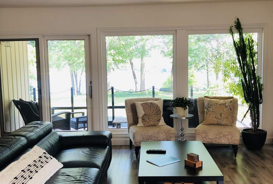 Niagara Riverfront Contemporary Retreat - Niagara-on-the-Lake, Canada