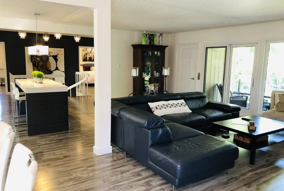 Niagara Riverfront Contemporary Retreat - Niagara-on-the-Lake, Canada