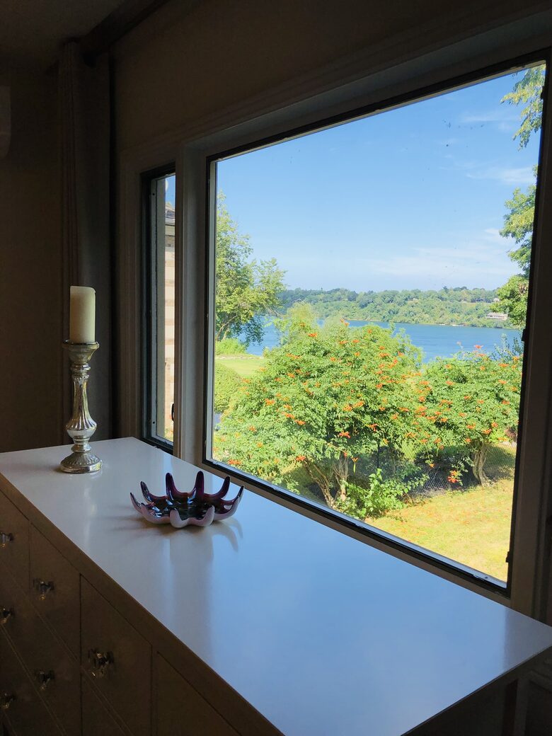 Niagara Riverfront Contemporary Retreat - Niagara-on-the-Lake, Canada