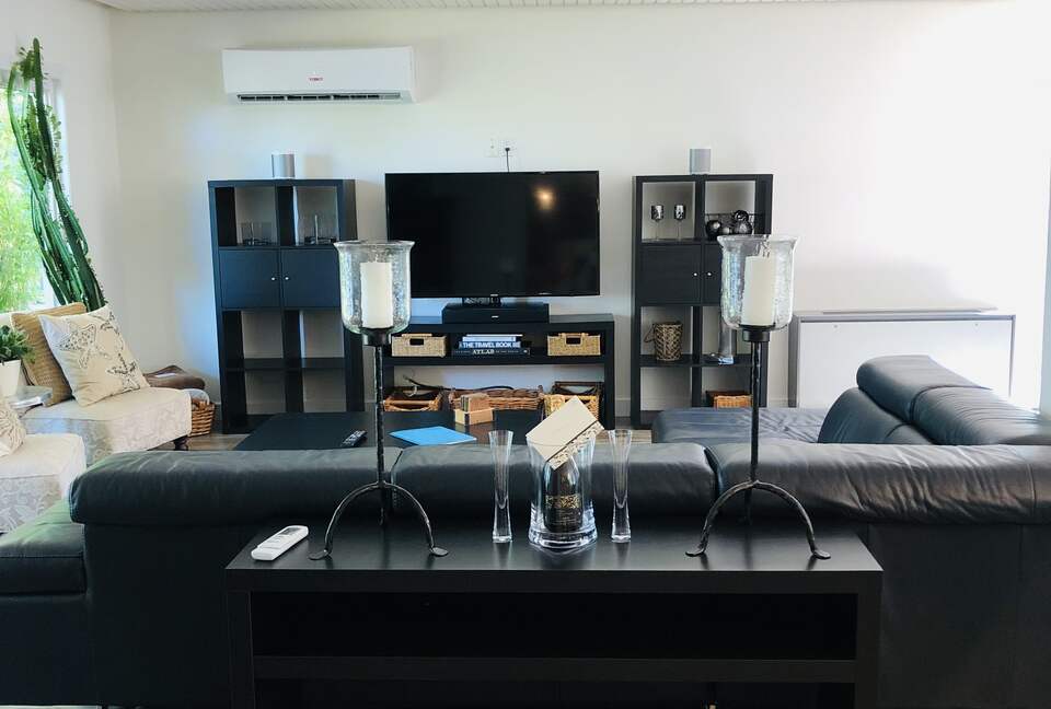 Niagara Riverfront Contemporary Retreat - Niagara-on-the-Lake, Canada