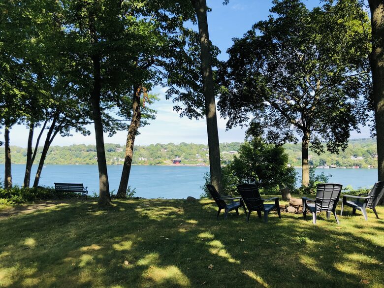 Niagara Riverfront Contemporary Retreat - Niagara-on-the-Lake, Canada