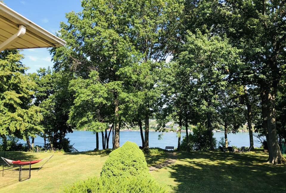 Niagara Riverfront Contemporary Retreat - Niagara-on-the-Lake, Canada