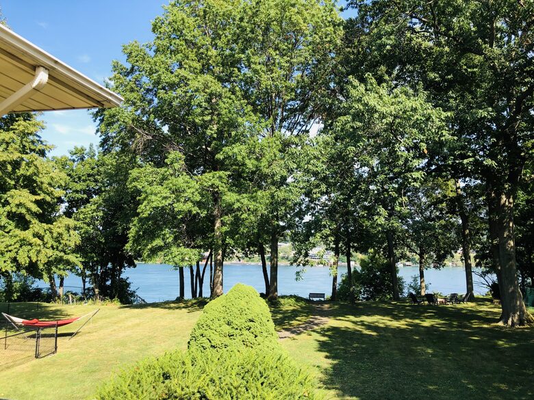 Niagara Riverfront Contemporary Retreat - Niagara-on-the-Lake, Canada