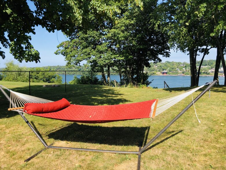 Niagara Riverfront Contemporary Retreat - Niagara-on-the-Lake, Canada