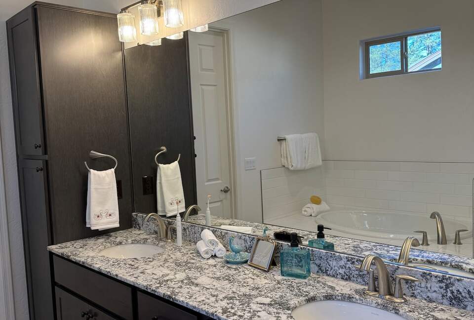 Pineview Retreat | Modern Flagstaff Getaway - Flagstaff, Arizona