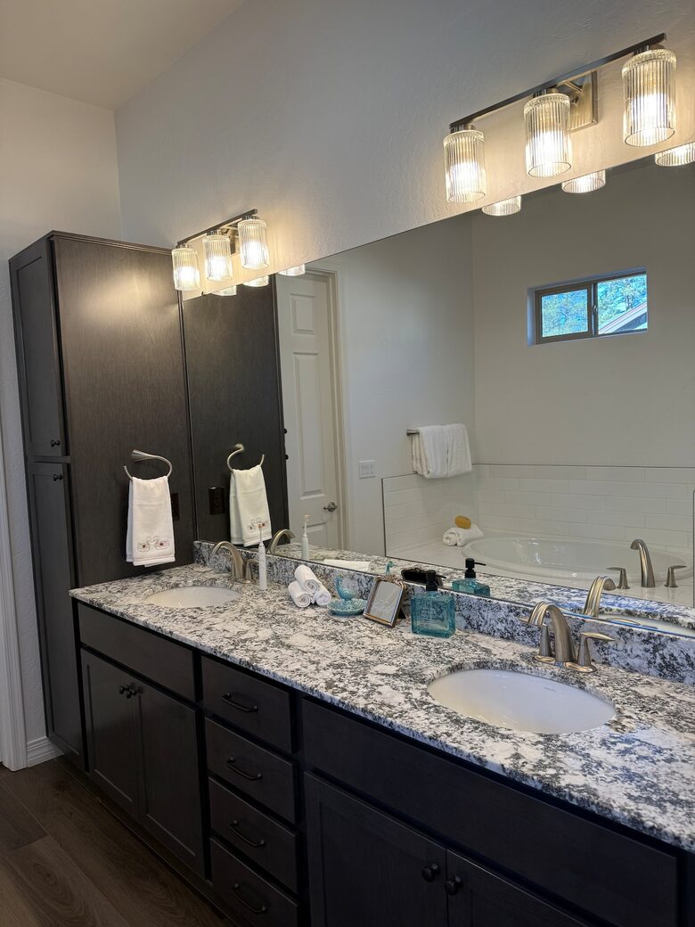 Pineview Retreat | Modern Flagstaff Getaway - Flagstaff, Arizona