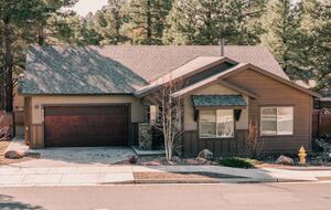 Pineview Retreat | Modern Flagstaff Getaway - Flagstaff, Arizona