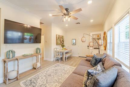 Tropical Hideaway Steps from Sarasota Bay - Sarasota, Florida