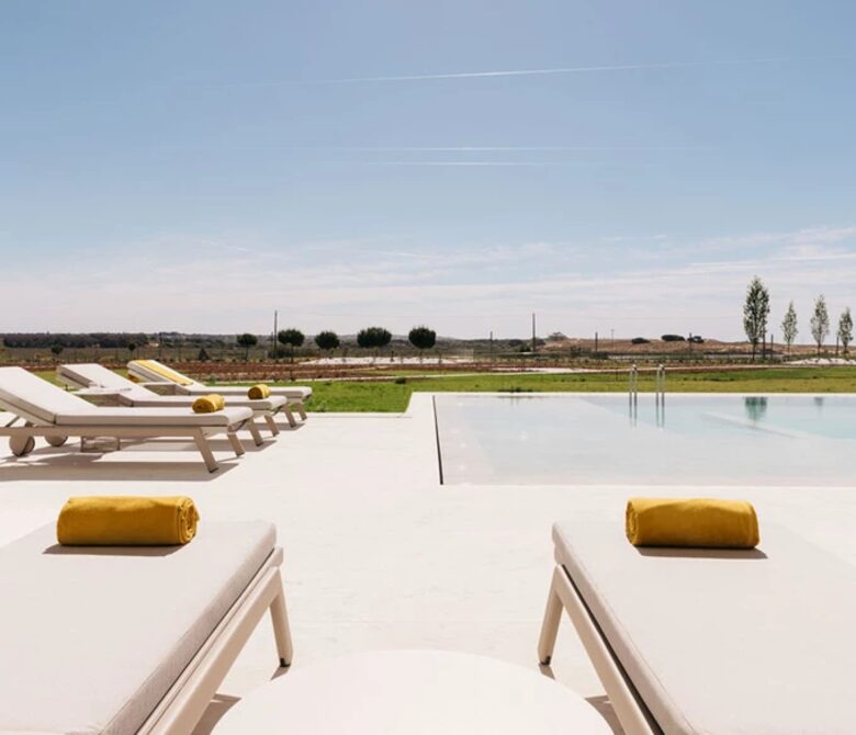 Bayline: Beachfront Living | Luxury Algarve Condo with Panoramic Ocean Views - Armação de Pêra, Portugal