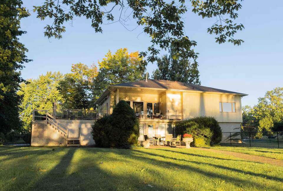 Niagara Riverfront Contemporary Retreat - Niagara-on-the-Lake, Canada