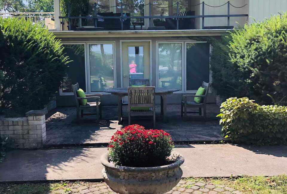 Niagara Riverfront Contemporary Retreat - Niagara-on-the-Lake, Canada