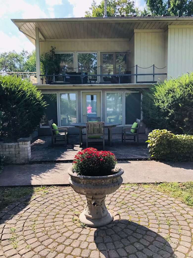 Niagara Riverfront Contemporary Retreat - Niagara-on-the-Lake, Canada