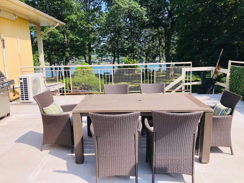 Niagara Riverfront Contemporary Retreat - Niagara-on-the-Lake, Canada