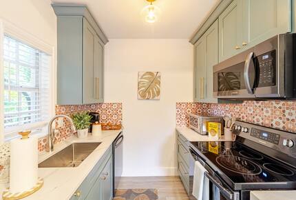 Tropical Hideaway Steps from Sarasota Bay - Sarasota, Florida