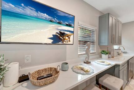 Tropical Hideaway Steps from Sarasota Bay - Sarasota, Florida