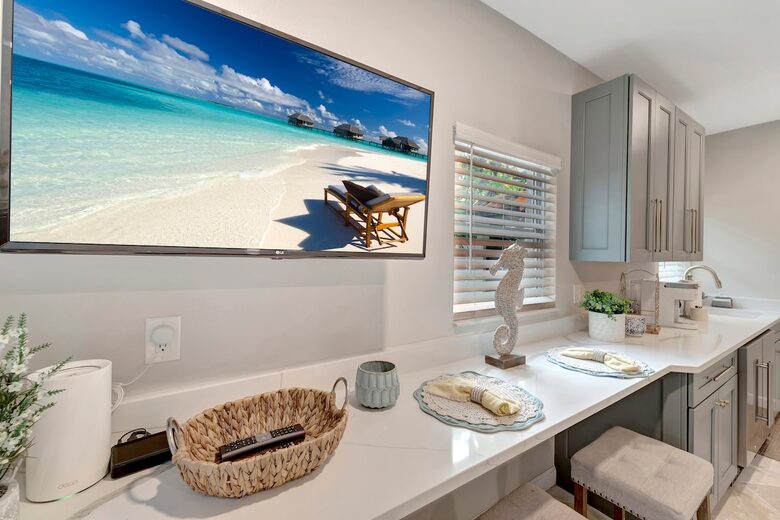 Tropical Hideaway Steps from Sarasota Bay - Sarasota, Florida