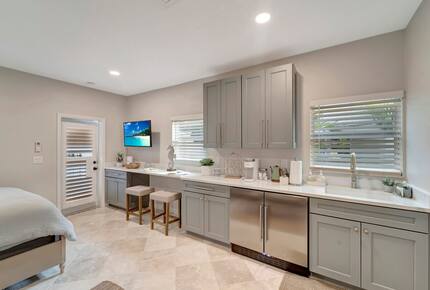 Tropical Hideaway Steps from Sarasota Bay - Sarasota, Florida