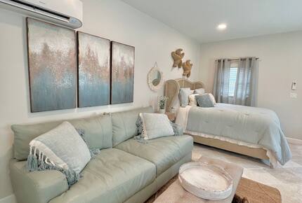 Tropical Hideaway Steps from Sarasota Bay - Sarasota, Florida