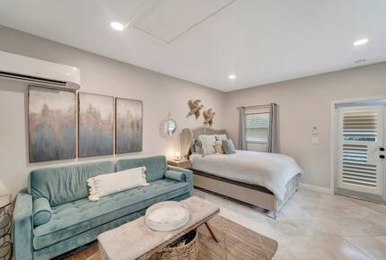 Tropical Hideaway Steps from Sarasota Bay - Sarasota, Florida