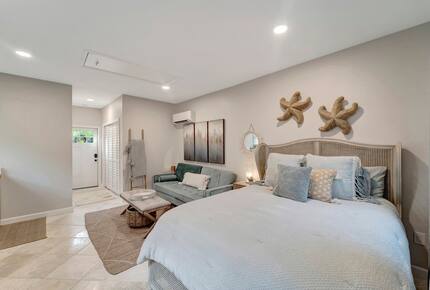 Tropical Hideaway Steps from Sarasota Bay - Sarasota, Florida