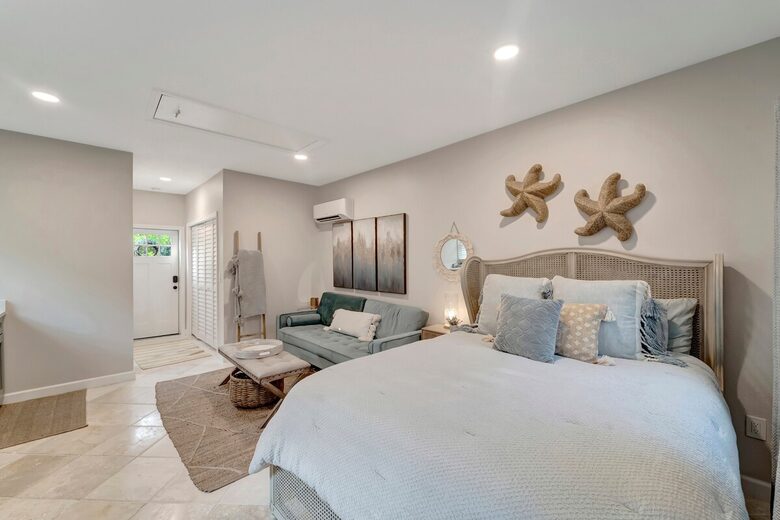 Tropical Hideaway Steps from Sarasota Bay - Sarasota, Florida