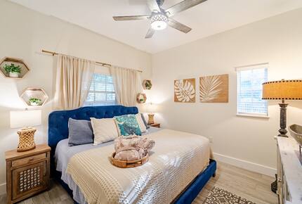 Tropical Hideaway Steps from Sarasota Bay - Sarasota, Florida