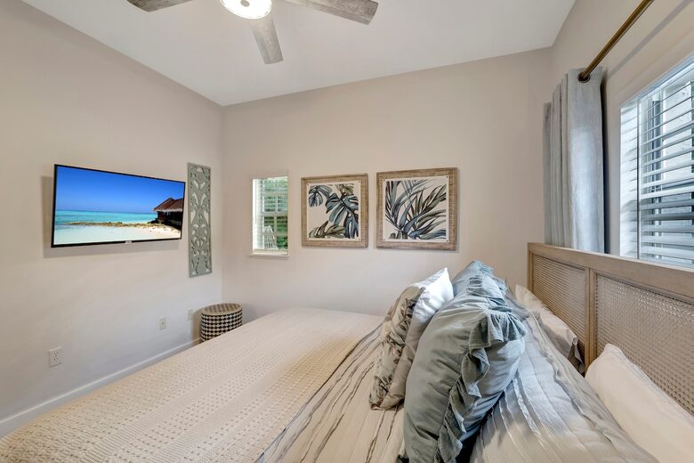 Tropical Hideaway Steps from Sarasota Bay - Sarasota, Florida