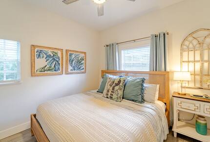 Tropical Hideaway Steps from Sarasota Bay - Sarasota, Florida